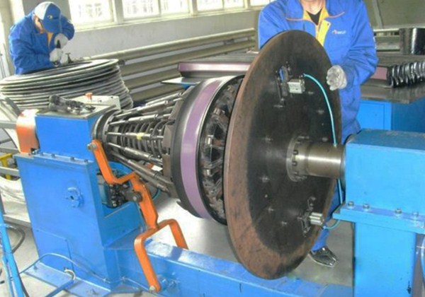 青島浩瀚機(jī)械 三角膠貼合機(jī)——輪胎制造好搭檔！